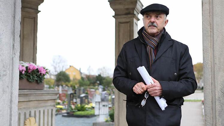 Stadtführer Klaus Fößel unter dem Baldachin der Reuder-Kapelle Fotos: Herbst