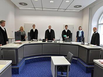 Am ersten Verhandlungstag, als dieses Foto entstand, lautete die Anklage vor dem Schwurgericht des Landgerichts Bamberg noch auf versuchten Mord. Verurteilt wurde der geständige Täter letztendlich für versuchten Totschlag in Tateinheit mit gefährlicher Körperverletzung. Foto: Ronald Rinklef