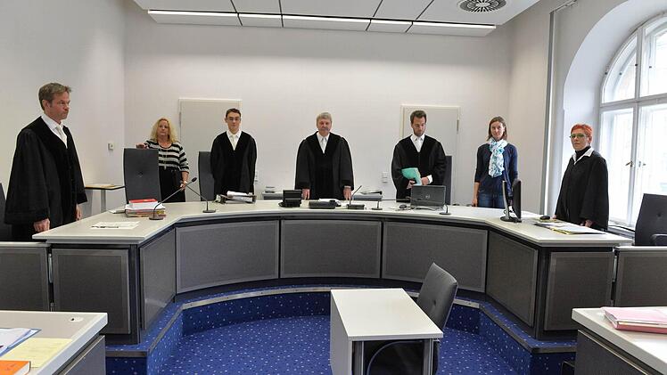 Am ersten Verhandlungstag, als dieses Foto entstand, lautete die Anklage vor dem Schwurgericht des Landgerichts Bamberg noch auf versuchten Mord. Verurteilt wurde der geständige Täter letztendlich für versuchten Totschlag in Tateinheit mit gefährlicher Körperverletzung. Foto: Ronald Rinklef