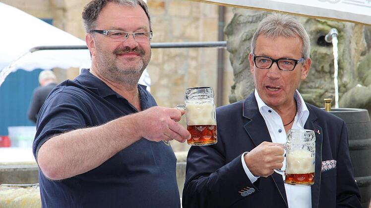 Fred Unger und Reinhold Förtsch lassen sich das selbst eingebraute Bier der Thurnauer Braufreunde schmecken