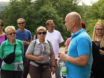 Bernhard Gößmann-Schmitt erklärte den Teilnehmern der Grünen-Wanderung den Weinanbu in Ramsthal. Foto: Grüne
