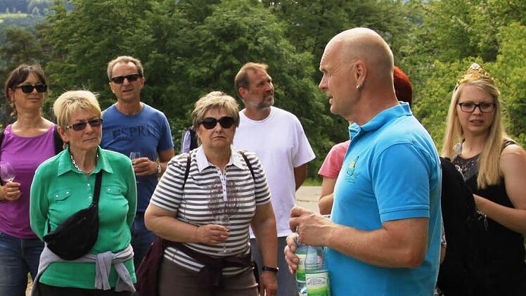 Bernhard Gößmann-Schmitt erklärte den Teilnehmern der Grünen-Wanderung den Weinanbu in Ramsthal. Foto: Grüne