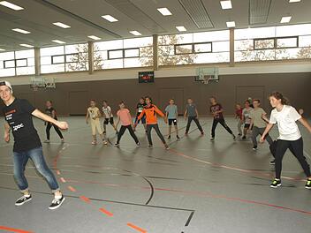 Die Faszination Breakdance konnten die Fünftklässler bei einem Workshop mit Krzysztof Malicki (vorne) von der Profitruppe DDC (Dancefloor Destruction Crew) Schweinfurt kennen lernen.  Foto: Stefan Geiger