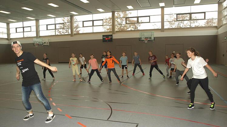 Die Faszination Breakdance konnten die Fünftklässler bei einem Workshop mit Krzysztof Malicki (vorne) von der Profitruppe DDC (Dancefloor Destruction Crew) Schweinfurt kennen lernen.  Foto: Stefan Geiger