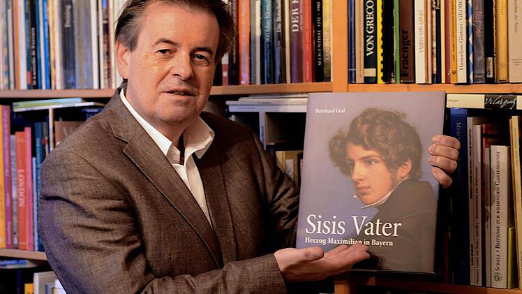 Autor Bernhard Graf mit seinem Bildband Foto: privat