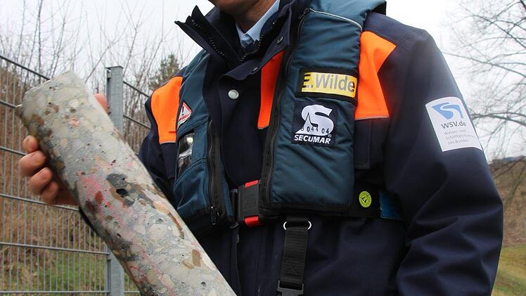 Ein Bohrkern des maroden Betons