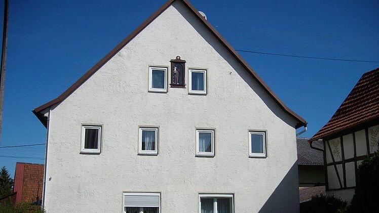 Anblick der einst schmucklosen Fassade vor der Renovierung. Foto: Anton Then