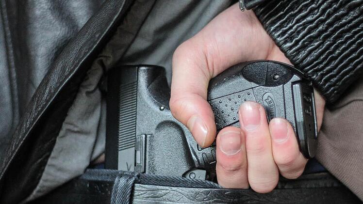 Die Softair-Pistole, die der Täter benutzte, war laut seiner Aussage beim Überfall nicht geladen gewesen.   Symbolfoto: Christopher Schulz