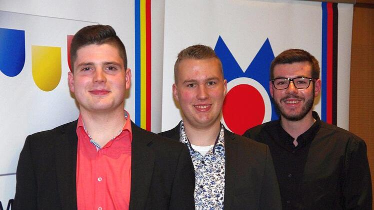 Mit Buchpreisen wurden folgende Prüflinge geehrt: (von links) Jannik Stäblein, Jannik Katzenberger und Lukas Springer.Klaus Werner