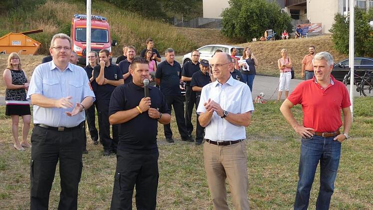Kreisjugendwart Johannes Krines (Zweiter von links) er&ouml;ffnete das Zeltlager zusammen mit Kreisbrandrat Ralf Dressel (links), Landrat Wilhelm Schneider (Dritter von links) und dem Landtagsabgeordneten Steffen Vogel (rechts).