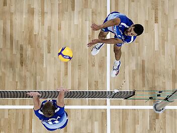 Heitec-Mittelblocker Roosewelt Filho (rechts) hat f&uuml;r das erste Heimspiel in der Volleyball-Bundesliga einen klaren Wunsch formuliert. Der Brasilianer m&ouml;chte "eine volle Arena sehen". Foto: Daniel L&ouml;b