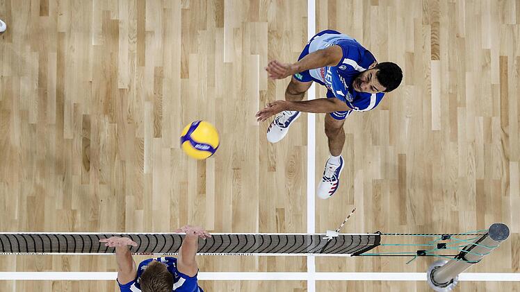 Heitec-Mittelblocker Roosewelt Filho (rechts) hat f&uuml;r das erste Heimspiel in der Volleyball-Bundesliga einen klaren Wunsch formuliert. Der Brasilianer m&ouml;chte "eine volle Arena sehen". Foto: Daniel L&ouml;b