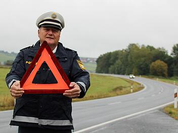 Klaus Wiesler von der Polizeiinspektion Bad Brückenau kennt die Stellen in der Region, wo oft Wildunfälle passieren. Diese Straße zwischen Geroda und Schildeck zählt dazu. Foto: Ulrike Müller