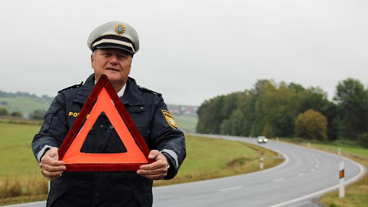Klaus Wiesler von der Polizeiinspektion Bad Brückenau kennt die Stellen in der Region, wo oft Wildunfälle passieren. Diese Straße zwischen Geroda und Schildeck zählt dazu. Foto: Ulrike Müller