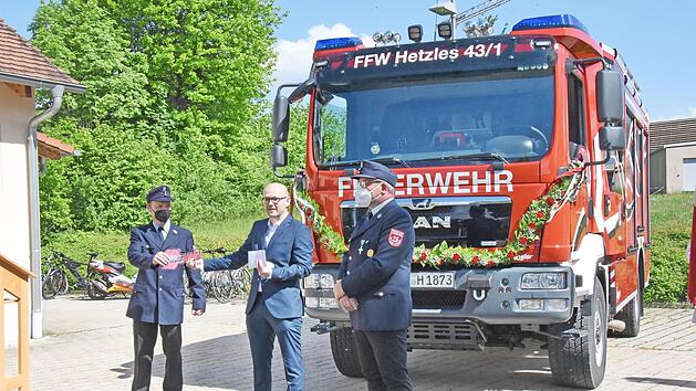 Symbolische Übergabe des Schlüssels für das neue Löschfahrzeug an die Verantwortlichen der Feuerwehr Hetzles durch Bürgermeister Michael Bayer (Mitte). Anschließend konnte das neue Fahrzeug besichtigt werden.