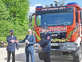 Symbolische &Uuml;bergabe des Schl&uuml;ssels f&uuml;r das neue L&ouml;schfahrzeug an die Verantwortlichen der Feuerwehr Hetzles durch B&uuml;rgermeister Michael Bayer (Mitte). Anschlie&szlig;end konnte das neue Fahrzeug besichtigt werden.