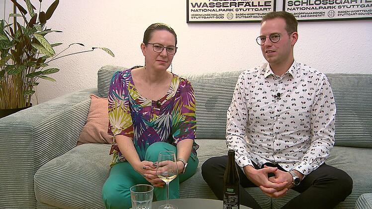 Sabrina erf&uuml;llt den Dresscode "Bunt" perfekt, Jonas hat sich immerhin M&uuml;he gegeben.