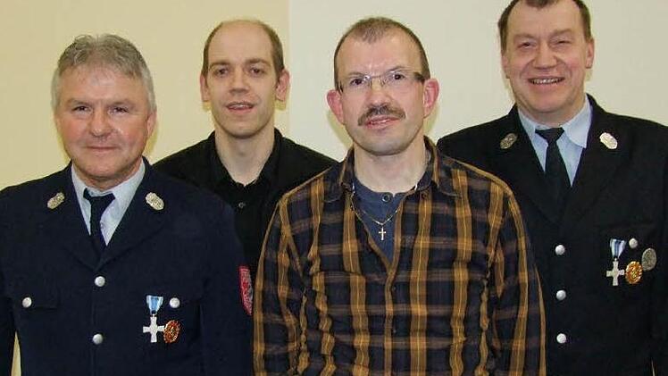 Otmar Feth, Andreas Mahr, der neue Kassier Willi Zapf und der Vorsitzende Johannes Springel bilden für die nächsten drei Jahre die Vorstandschaft des Feuerwehrvereins Kirchschönbach. Foto: Berthold