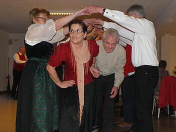 Miteinander machen die Volkstänze gleich noch mehr Spaß. Hier tanzen Franken mit Siebenbürgenern. Foto: Manfred Welker