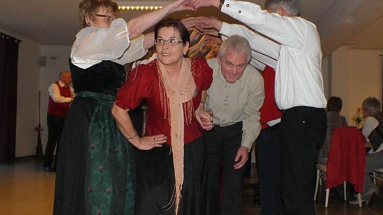 Miteinander machen die Volkstänze gleich noch mehr Spaß. Hier tanzen Franken mit Siebenbürgenern. Foto: Manfred Welker
