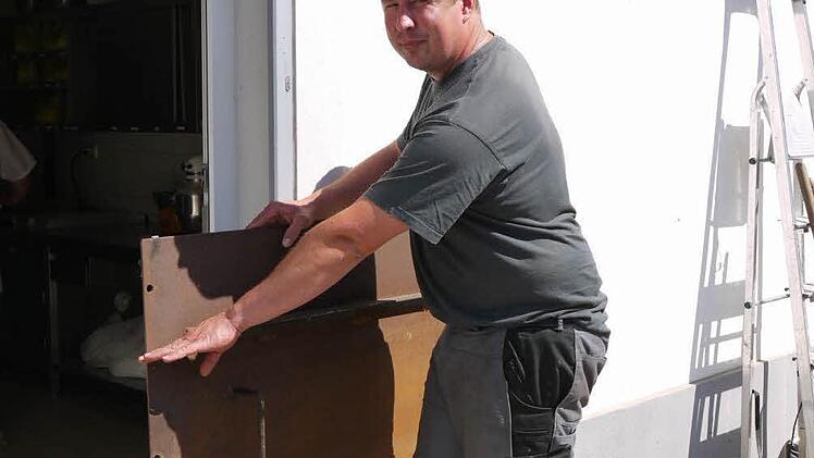 Die Stahlbleche zum Verschließen der Gebäude