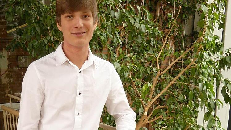 Jonas Fuchs am ersten Arbeitstag: einer von neun Auszubildenden des Landratsamtes  Foto: Pressestelle