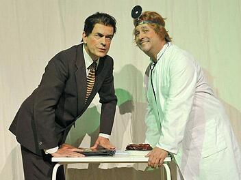 Al (Thomas Straus,links) und Willie(Stephan Mertl) im Doktor-Sketch. Foto: Andrea Kremper