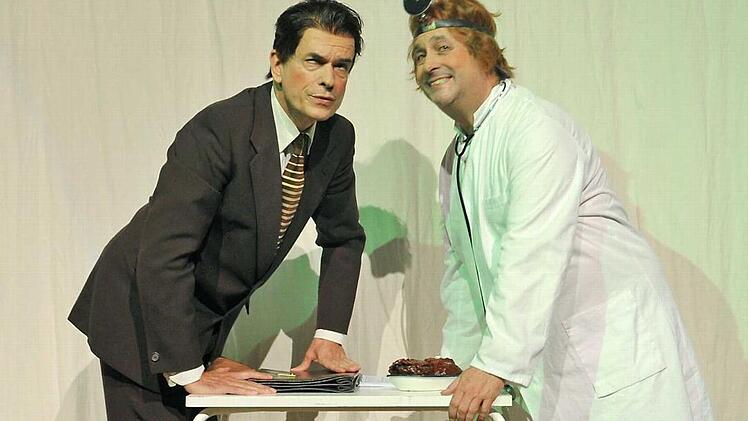Al (Thomas Straus,links) und Willie(Stephan Mertl) im Doktor-Sketch. Foto: Andrea Kremper