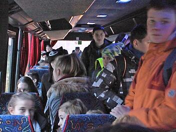 Der Schulbus zur Anton-Kliegl-Mittelschule ist oft sehr voll. Leider nicht voll genug, damit ein größerer Bus bereitgestellt wird.  Foto: Robert Huger