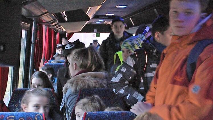 Der Schulbus zur Anton-Kliegl-Mittelschule ist oft sehr voll. Leider nicht voll genug, damit ein größerer Bus bereitgestellt wird.  Foto: Robert Huger
