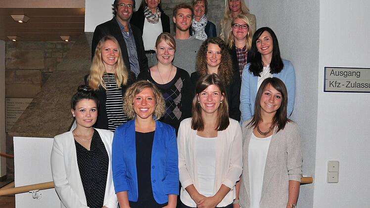 Die Lehramtsanwärter der Grund- und Mittelschulen im Landkreis Haßberge (von links). Erste Reihe: Melanie Jelitto, Katharina Haßfurther, Victoria Hofmann und Isabel Eisenhauer. Zweite Reihe: Alexandra Ziegler, Andrea Lachner, Fabiola Kram und Cindy Schlereth. Dritte Reihe: Personalratsvorsitzender Matthias Weinberger, Sebastian Baum und Marina Scheller. Vierte Reihe: Seminarrektorin Pia Rückert, Schulamtsdirektorin Ulrike Brech und Schulrätin Claudia Schmidt. Foto: Langer