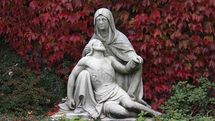 Pieta vor der Kirche  Foto: Friedwald Schedel