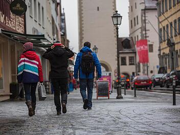 Harmlose Passanten beim Einkaufsbummel in Haßfurt (Bild). In der Kreisstadt brodelte die Gerüchteküche: Auf Facebook wurde kolportiert, es habe in einem Markt in der Innenstadt Übergriffe von Flüchtlingen gegeben. Die Angestellten, Frauen, hätten sich jetzt mit Reizgas bewaffnet. Nichts davon ist wahr. Das Gerücht entpuppt sich nach der Recherche unserer Redaktion als üble Stimmungsmache. Foto: René Ruprecht