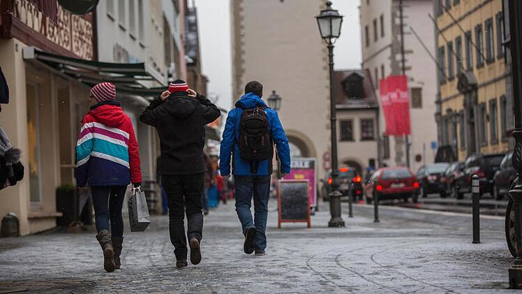 Harmlose Passanten beim Einkaufsbummel in Haßfurt (Bild). In der Kreisstadt brodelte die Gerüchteküche: Auf Facebook wurde kolportiert, es habe in einem Markt in der Innenstadt Übergriffe von Flüchtlingen gegeben. Die Angestellten, Frauen, hätten sich jetzt mit Reizgas bewaffnet. Nichts davon ist wahr. Das Gerücht entpuppt sich nach der Recherche unserer Redaktion als üble Stimmungsmache. Foto: René Ruprecht
