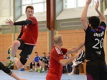 Philipp Wolf (li.) führte die TS Herzogenaurach mit fünf Treffern gegen den HC Erlangen III aus der kleinen Krise mit zuletzt zwei Niederlagen in Folge.  Foto: herzopress