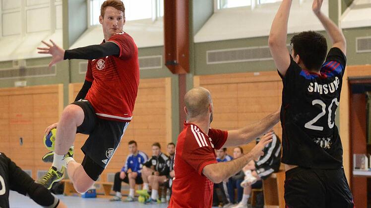Philipp Wolf (li.) führte die TS Herzogenaurach mit fünf Treffern gegen den HC Erlangen III aus der kleinen Krise mit zuletzt zwei Niederlagen in Folge.  Foto: herzopress