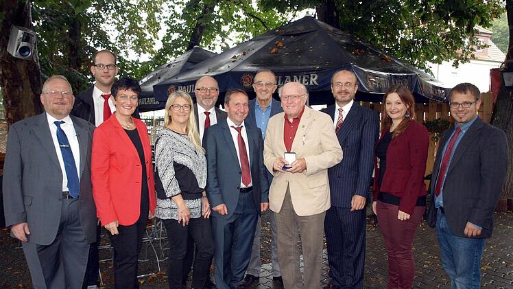 Stolz sind Günter Künzel (4. v. re) und Karl-Heinz Fick (5. v. re) auf ihre erhaltenen Auszeichnungen (von links: MdL Klaus Adelt, Jens Trebes, MdL Inge Aures, Gabi Schülein, Egon Hermann, Norbert Gräbner, Ralf Pohl, Doris Aschenbrenner und Sven Schuster). Foto: Susanne Deuerling