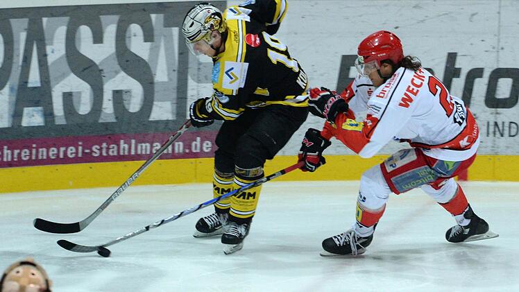 Ivan Kolozvary (links) im Duell mit Patrick Pohl. Foto: Peter Mularczyk