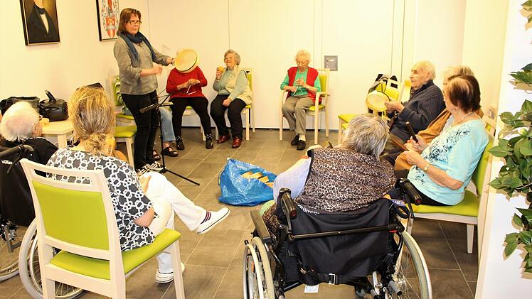 Daniela Wagner bietet im Bad Brückenauer Seniorenzentrum Waldenfels Musikunterricht für die Bewohner an.  Foto: Julia Raab