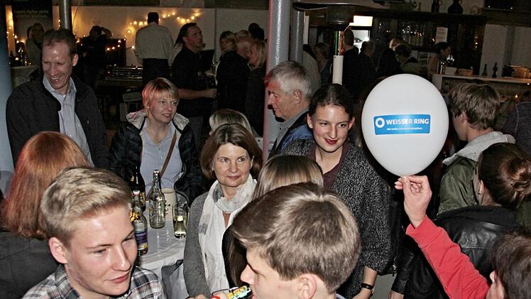 Spaß hatten auch viele Jugendliche und Besucher aller Altersgruppen, die zum Auftritt der Rock-Band "The Cubes" in die Ernstfarm nach Coburg-Scheuerfeld gekommen waren. Foto: Helmut Will