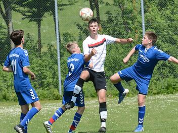 Jonas Barthelmes (Mitte) von der JFG Sinntal/Schondratal war an drei Toren gegen die U15-Kicker der SG Bad Kissingen beteiligt.ssp