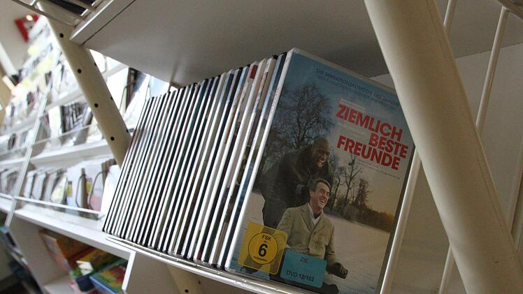 Bücher, Hörspiele, Dvds: Insgesamt bietet die Wildfleckener Bibliothek 7500 analoge Medien zum Verleihen an. Foto: Ulrike Müller