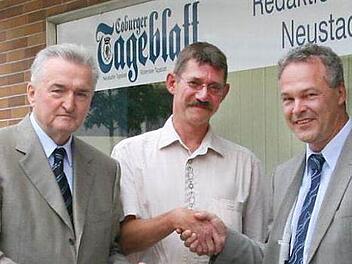 Der damalige Herausgeber Helmuth Jungbauer (links) und Oberbürgermeister Frank Rebhan (rechts) verabschieden Rolf Eckstein 2007 als Leiter der Außenredaktion Neustadt des Tageblatts. Foto: CT Archiv