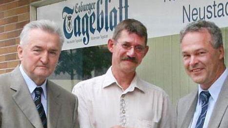 Der damalige Herausgeber Helmuth Jungbauer (links) und Oberbürgermeister Frank Rebhan (rechts) verabschieden Rolf Eckstein 2007 als Leiter der Außenredaktion Neustadt des Tageblatts. Foto: CT Archiv
