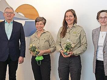 Landrat Johann Kalb, Vorsitzender des Naturparks Steigerwald, mit den Rangerinnen Frauke Gabriel und Liliane Irle sowie Gesch&auml;ftsf&uuml;hrerin Sandra Baritsch
