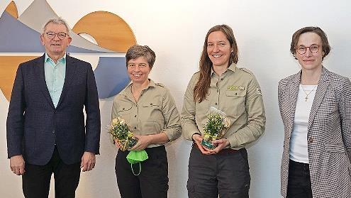 Landrat Johann Kalb, Vorsitzender des Naturparks Steigerwald, mit den Rangerinnen Frauke Gabriel und Liliane Irle sowie Gesch&auml;ftsf&uuml;hrerin Sandra Baritsch