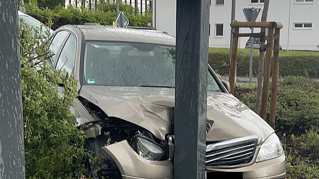 Kreis Kulmbach: Seniorin (76) dr&uuml;ckt falsches Pedal und kracht gegen Schild
