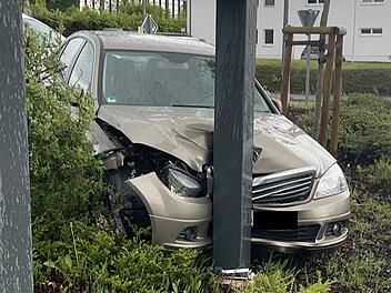 Kreis Kulmbach: Seniorin (76) dr&uuml;ckt falsches Pedal und kracht gegen Schild