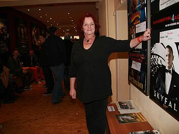 Kino-Chefin Brigitte Kilic freute sich über den Ansturm beim Preview des neuen James Bond-Filmes "Skyfall" - auch am Wochenende sind nur noch wenige Restkarten erhältlich. Foto: Sonja Adam