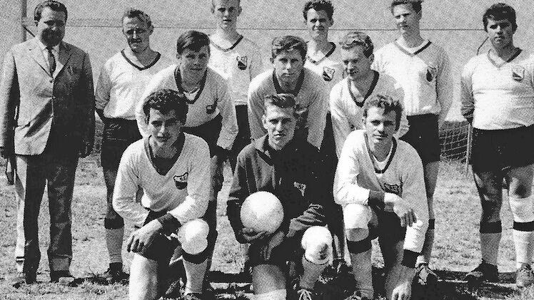 Mit diesen Akteuren spielte die erste Mannschaft des SC Neuhaus in der Saison 1965/1966.  Fotos: privat